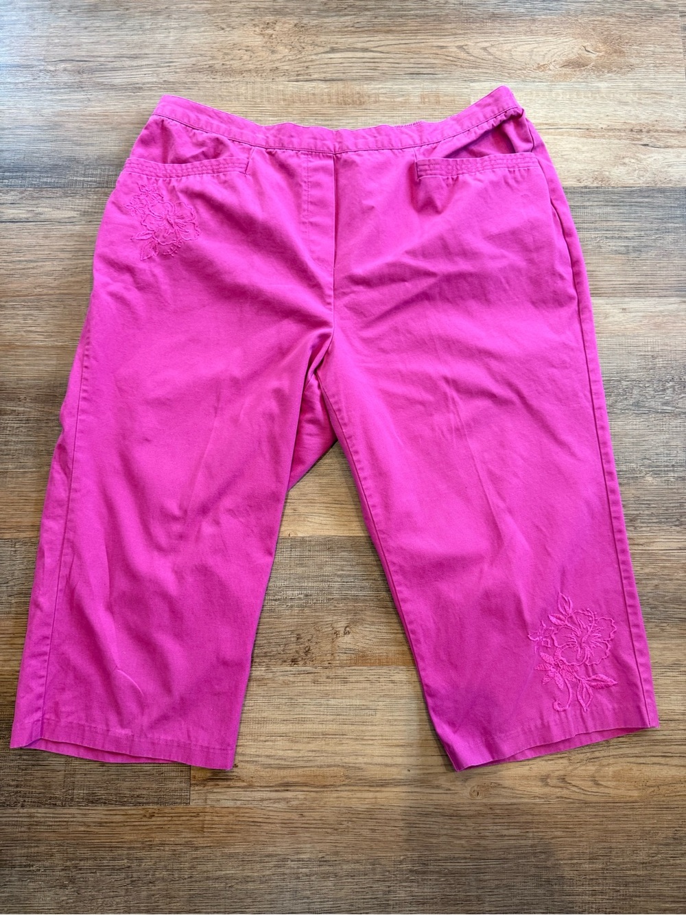 Alfred Dunner Hot Pink Cropped Pants with Embroidery Size 18W